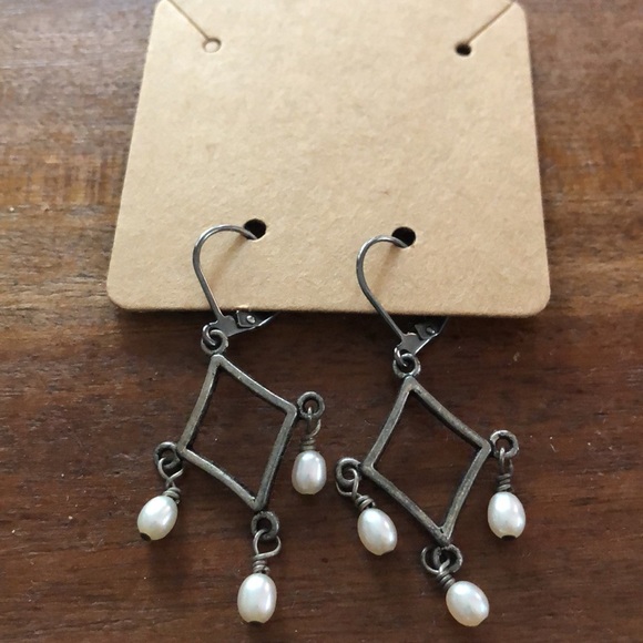 ⚜️SALE 2/$10 Handmade freshwater pearl chandelier lever back pierced earrings - Picture 1 of 5